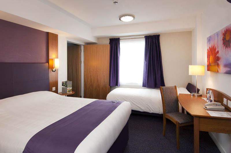 Premier Inn London Enfield Exterior foto